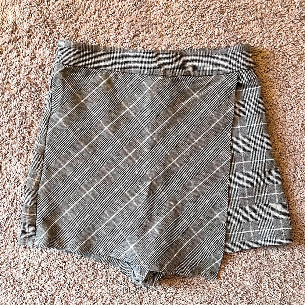 Garage black and white plaid pattern skort - size small